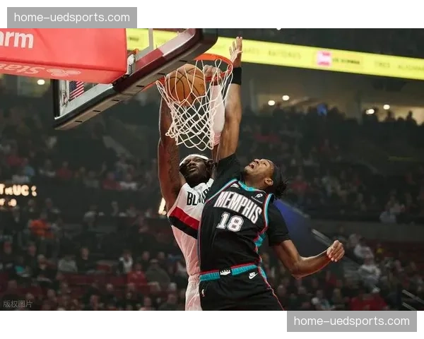 开拓者七人得分上双大胜雄鹿 亨德森23分引领团队篮球攻势