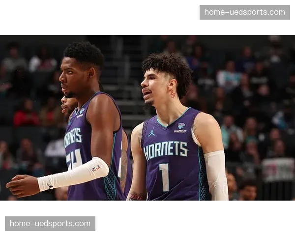 黄蜂怀特与鲍尔后场搭档 双能卫组合提升进攻创造力